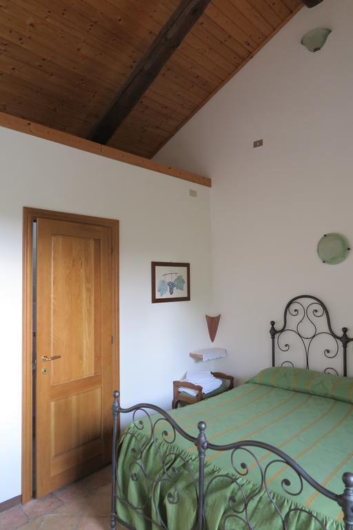 Agriturismo Rupestr Canelli Szoba fotó